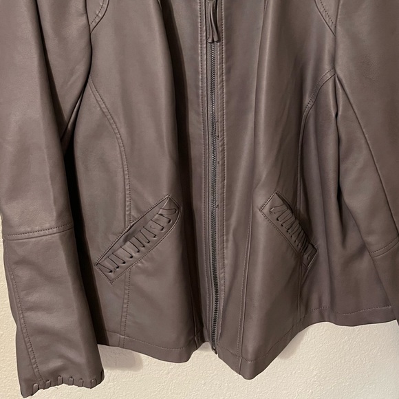 Leather jacket - Picture 2 of 2